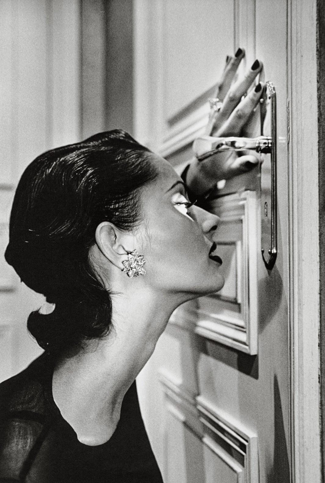 Helmut Newton'un Çarpık Moda Fotoğrafçılığı